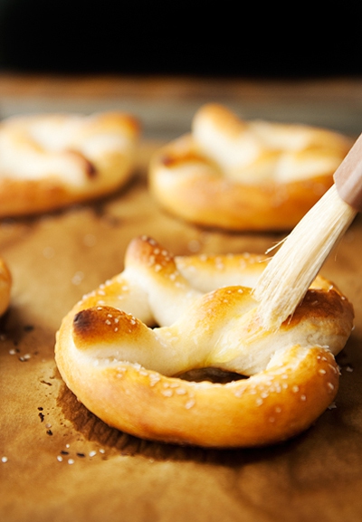Trổ tài làm bánh mỳ bơ pretzels nóng hổi thơm ngon  19