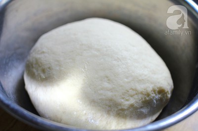 Trổ t&agrave;i l&agrave;m b&aacute;nh m&igrave; x&uacute;c x&iacute;ch bơ tỏi thơm lừng hấp dẫn 9