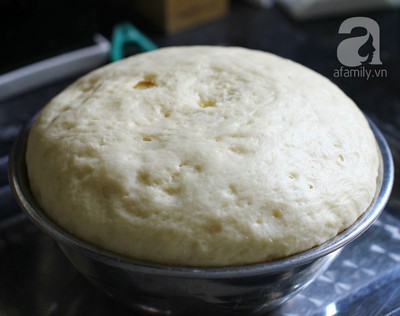 Trổ t&agrave;i l&agrave;m b&aacute;nh m&igrave; x&uacute;c x&iacute;ch bơ tỏi thơm lừng hấp dẫn 10