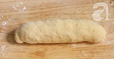 Trổ t&agrave;i l&agrave;m b&aacute;nh m&igrave; x&uacute;c x&iacute;ch bơ tỏi thơm lừng hấp dẫn 12