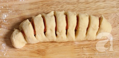 Trổ t&agrave;i l&agrave;m b&aacute;nh m&igrave; x&uacute;c x&iacute;ch bơ tỏi thơm lừng hấp dẫn 14