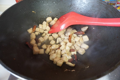 Lạ miệng ngon cơm với món thịt gà rim đậu phộng 15