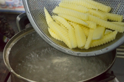 Bí quyết làm khoai tây chiên giòn lâu mà không ngấm mỡ! 7
