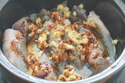 Bữa tối đơn giản với cá bống kho gừng và canh rau dền 6