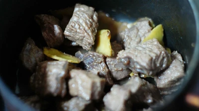 Đậm đ&agrave; thơm phức m&oacute;n b&ograve; kho gừng 12