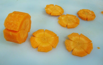 Cách đơn giản cắt tỉa cà rốt làm bình hoa thật xinh 9