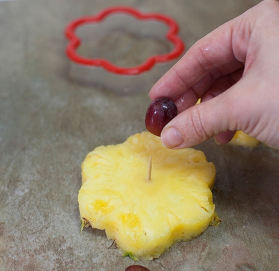 Cách cực dễ giúp chị em cắt tỉa trái cây thành bình hoa  10