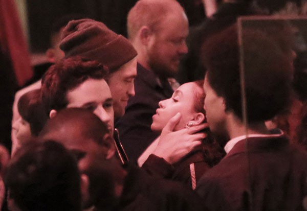 Robert Pattinson không ngừng hôn và ngắm bạn gái say đắm 5