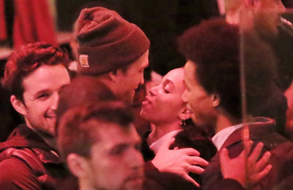 Robert Pattinson không ngừng hôn và ngắm bạn gái say đắm 4