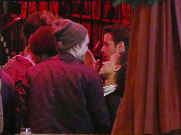 Robert Pattinson không ngừng hôn và ngắm bạn gái say đắm 9