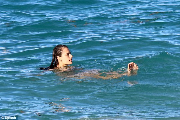 Alessandra Ambrosio khoe dáng nuột nà trên bãi biển 5