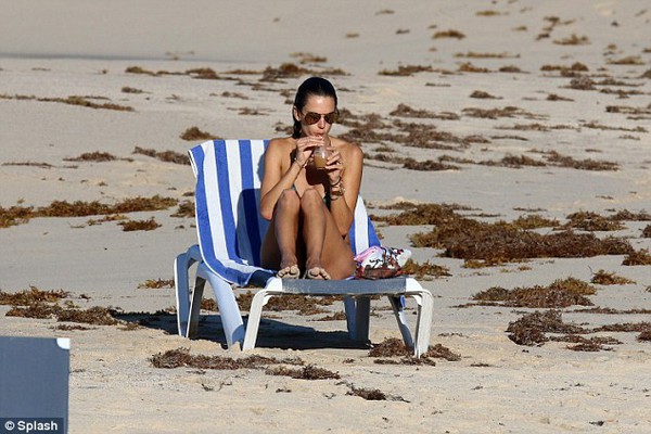 Alessandra Ambrosio khoe dáng nuột nà trên bãi biển 7