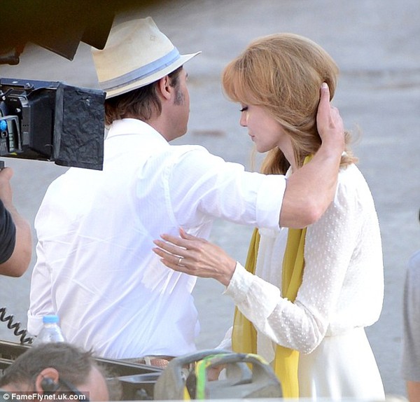 Brad Pitt ôm Angelina Jolie tình cảm trên phim trường 10