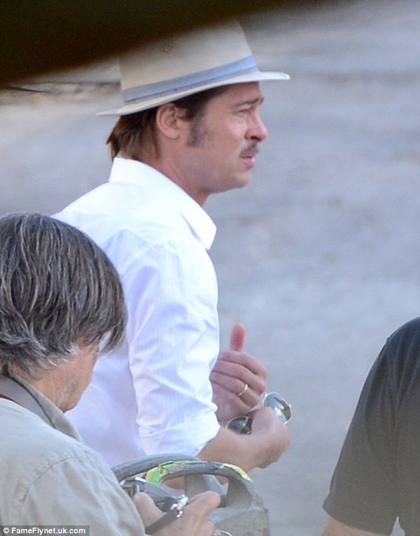 Brad Pitt ôm Angelina Jolie tình cảm trên phim trường 3