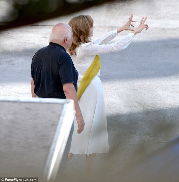 Brad Pitt ôm Angelina Jolie tình cảm trên phim trường 5