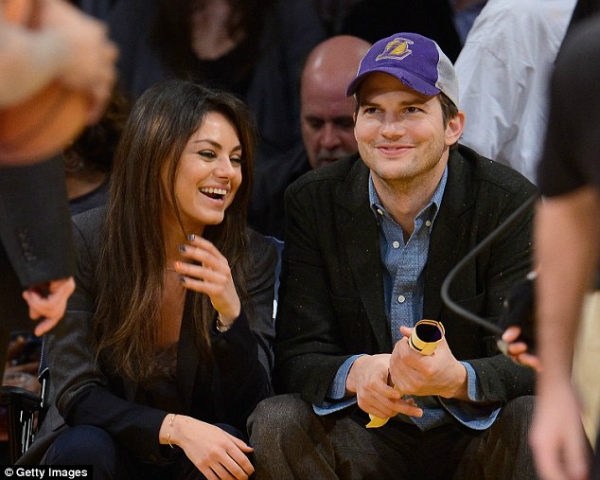 Ashton Kutcher bị tố lừa dối Mila Kunis ngay sau khi lên chức cha 1