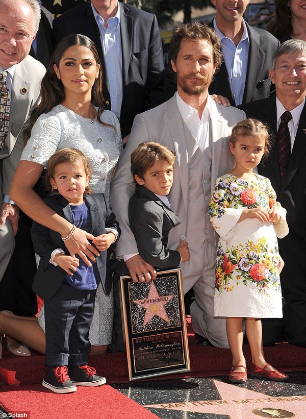 Matthew McConaughey cho 3 nhóc tỳ đi dự sự kiện 5
