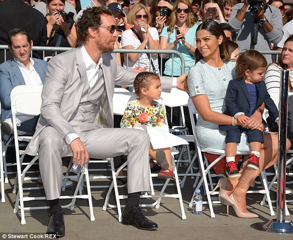 Matthew McConaughey cho 3 nhóc tỳ đi dự sự kiện 2