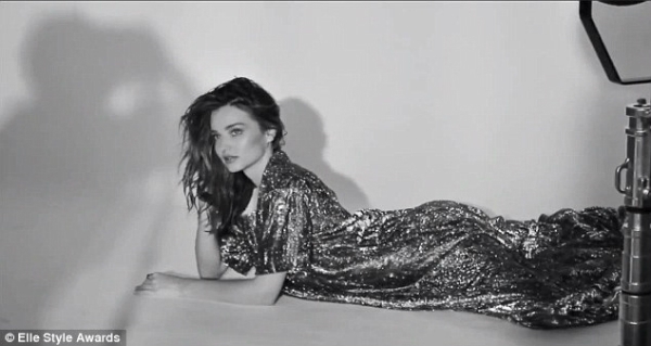 Miranda Kerr v&ocirc; tư phớt lờ scandal t&igrave;nh cảm với c&aacute;c đại gia 3