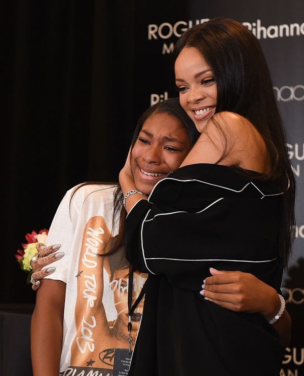 Fan khóc nức nở khi được Rihanna ôm chặt 6
