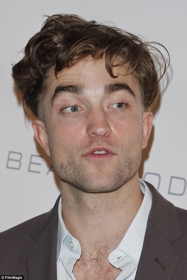 Robert Pattinson gây 