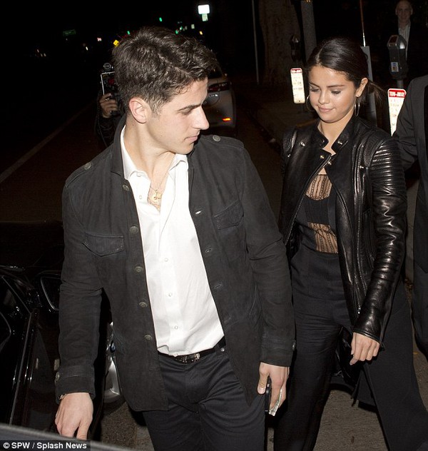 Selena Gomez đi ăn tối với bạn diễn điển trai 3