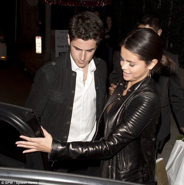 Selena Gomez đi ăn tối với bạn diễn điển trai 5