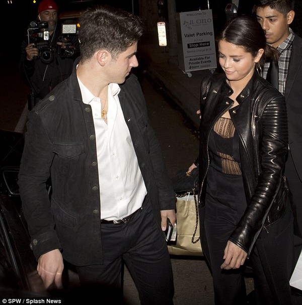 Selena Gomez đi ăn tối với bạn diễn điển trai 4