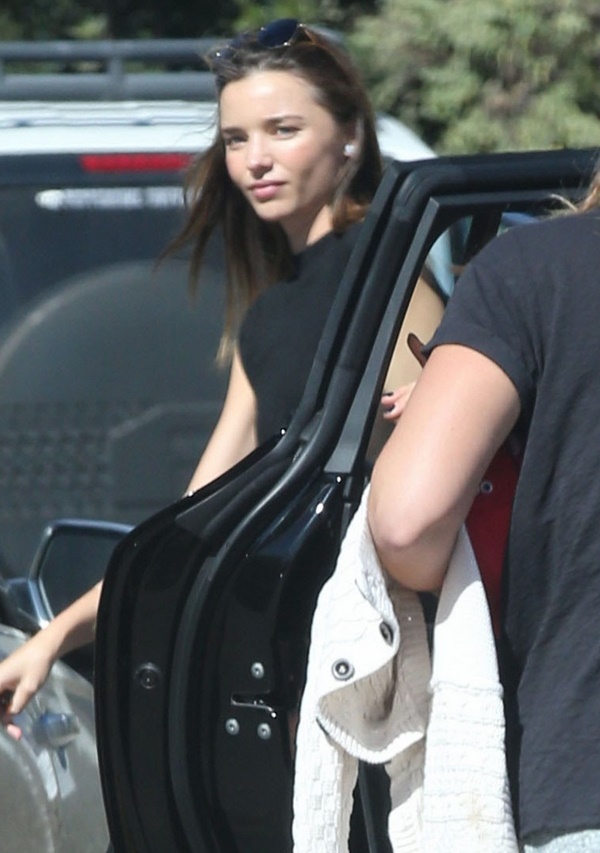 Miranda Kerr xuất hiện với gương mặt nhợt nhạt 1