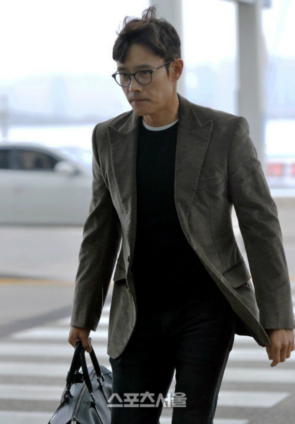 Lee Byung Hun lặng lẽ về Hàn Quốc mà không có vợ 1