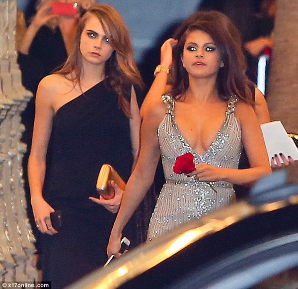 Selena Gomez trễ nải khoe vòng 1 với váy dài lấp lánh 8