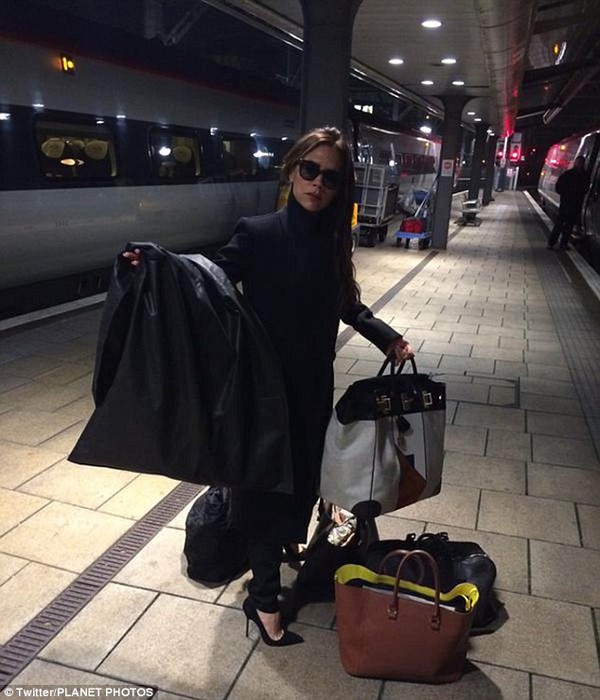 Victoria Beckham được săn đón ở Manchester  12