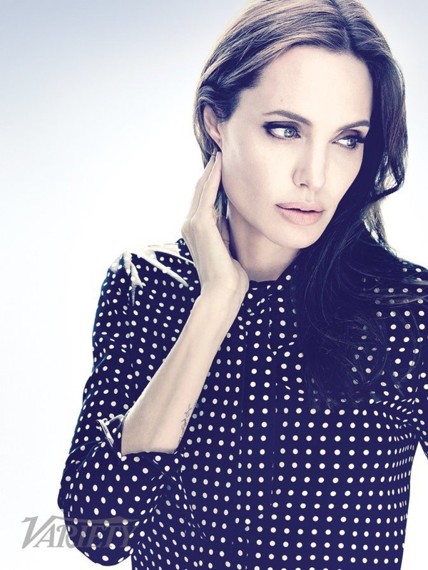 Angelina Jolie gầy guộc hốc hác dù đã qua chỉnh sửa  6