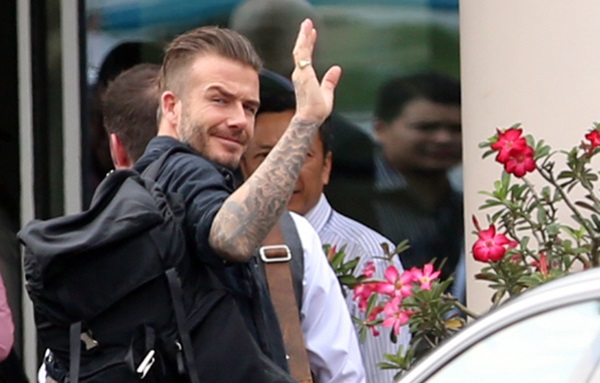 David Beckham vẫy chào người hâm mộ khi rời Việt Nam 1