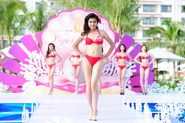 Người đẹp Hoa hậu Việt Nam nóng bỏng với bikini đỏ 8