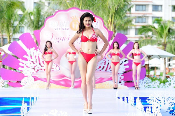 Người đẹp Hoa hậu Việt Nam n&oacute;ng bỏng với bikini đỏ 8