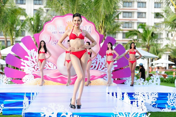 Người đẹp Hoa hậu Việt Nam n&oacute;ng bỏng với bikini đỏ 12