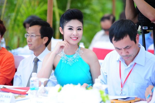 Người đẹp Hoa hậu Việt Nam nóng bỏng với bikini đỏ 1