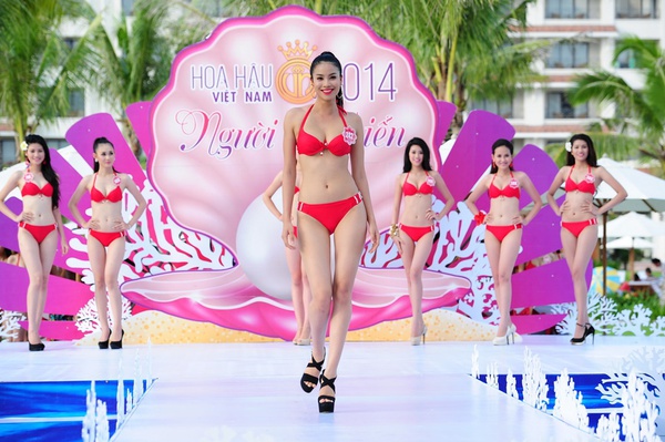 Người đẹp Hoa hậu Việt Nam nóng bỏng với bikini đỏ 14