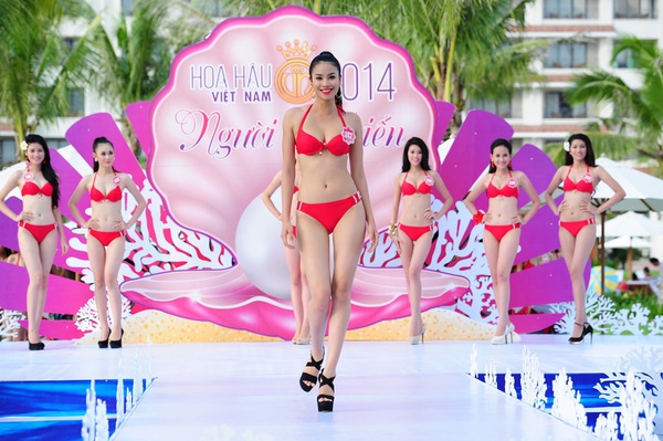 Người đẹp Hoa hậu Việt Nam n&oacute;ng bỏng với bikini đỏ 14