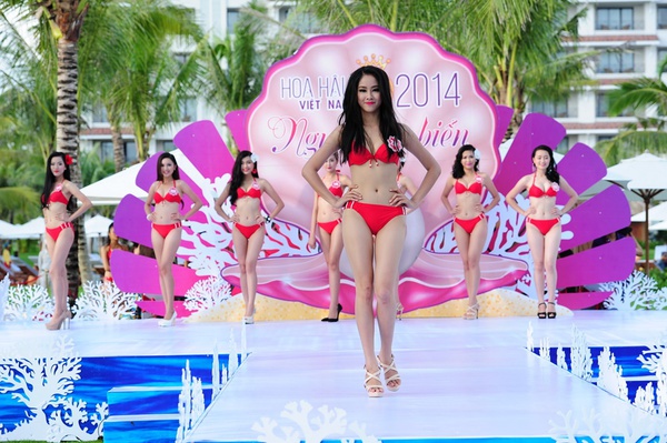 Người đẹp Hoa hậu Việt Nam nóng bỏng với bikini đỏ 4