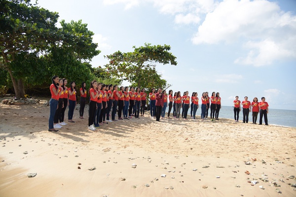 38 thí sinh Hoa hậu VN quay MV trên biển 1