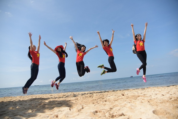 38 thí sinh Hoa hậu VN quay MV trên biển 7