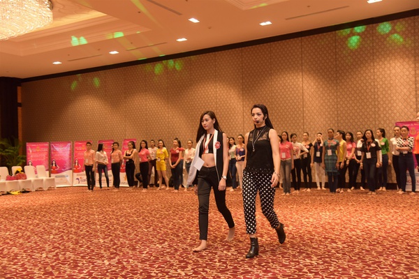 Th&iacute; sinh HHVN trong v&ograve;ng kiểm tra phẫu thuật thẩm mỹ 2