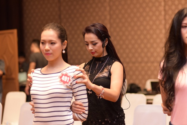 Th&iacute; sinh HHVN trong v&ograve;ng kiểm tra phẫu thuật thẩm mỹ 3