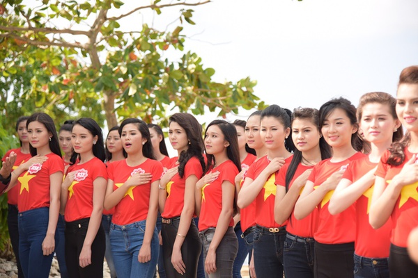 38 thí sinh Hoa hậu VN quay MV trên biển 4