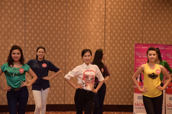 Th&iacute; sinh HHVN trong v&ograve;ng kiểm tra phẫu thuật thẩm mỹ 6