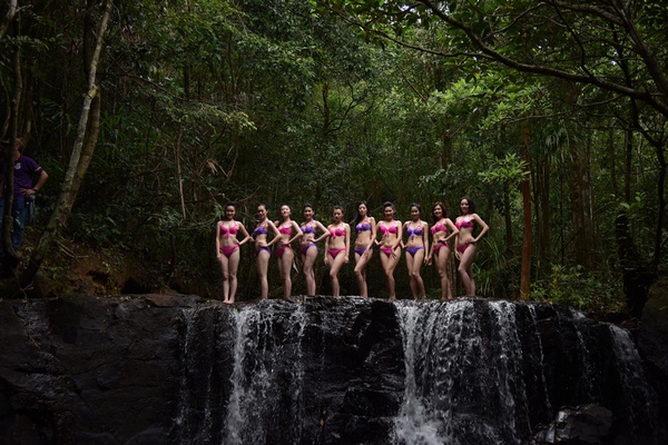 Các thí sinh Hoa hậu VN diện bikini tạo dáng gợi cảm bên suối 8