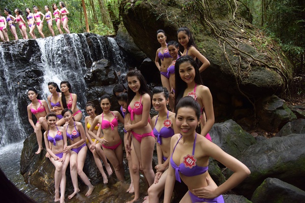 Các thí sinh Hoa hậu VN diện bikini tạo dáng gợi cảm bên suối 9