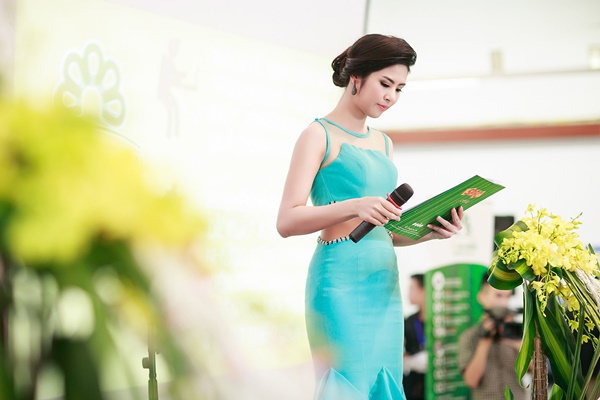 Hoa hậu Ngọc Hân khoe lưng thon nuột nà  1